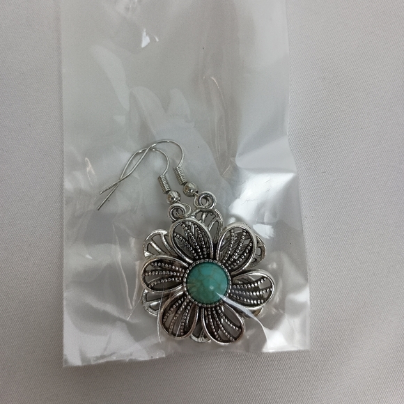 2/30$ Or 3/$35 Silver Floral Earrings with Turquoise Center (#0212) - Picture 1 of 2